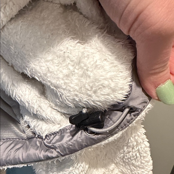 The North Face Women's white Plush Teddy Fleece Jacket - Picture 8 of 8